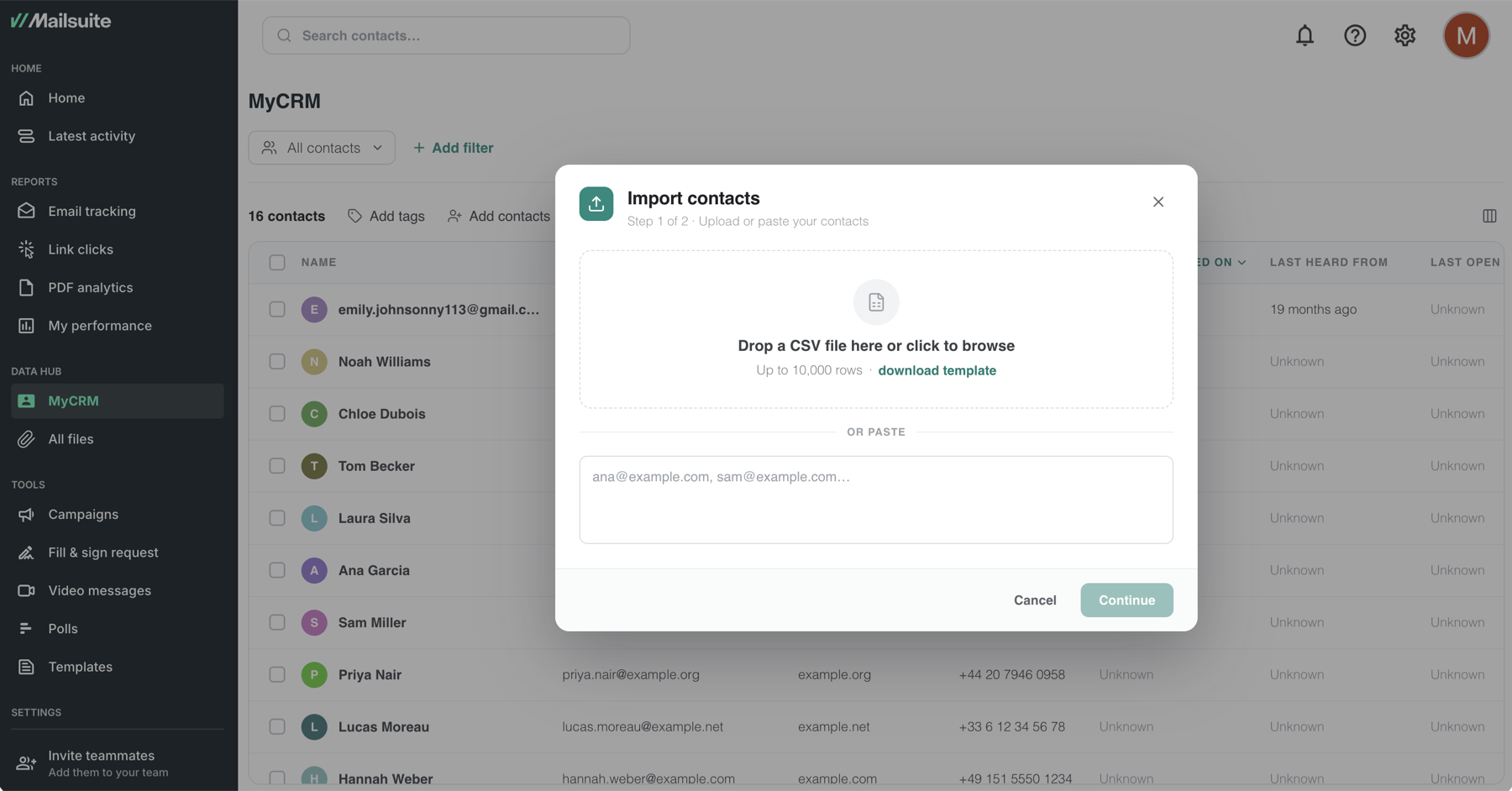 Okno Import contacts z obszarem na plik CSV, linkiem download template i polem do wklejania adresów e-mail
